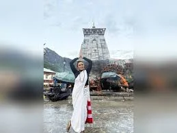 Amruta Khanvilkar visits Kedarnath Temple to celebrate International Yoga Day