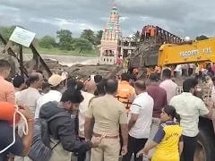 Four drowned in Pune bridge collapse, rescue operations on to trace missing (Night Lead)