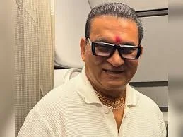Abhijeet Bhattacharya crosses paths with ‘Italian Swamiji’ in Milan