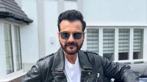 Sanjay Kapoor sings ‘Aaja Meri Gaadi Main Baith Ja’ as he takes tuktuk ride with Chunky Panday