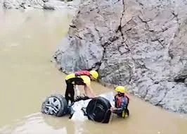 U'khand tragedy: Car with Haridwar family plunges into Alaknanda River; one rescued, five feared dead